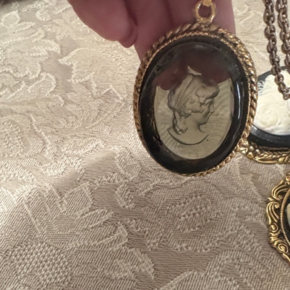 Elegant Cameo Jewelry Set in Gold and Black - Picture 2 of 11